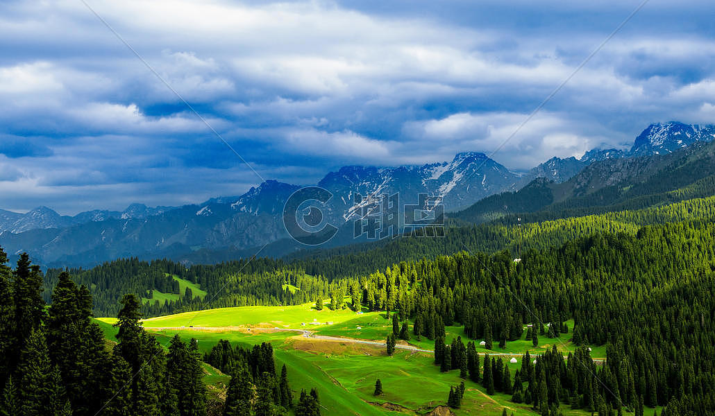 新疆天山下的草原唯美风景图片素材免费下载