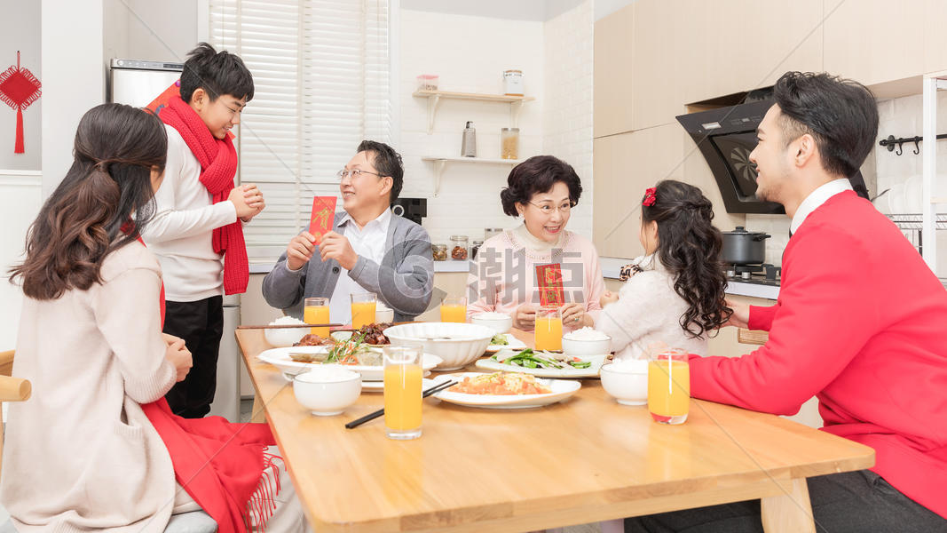 年夜饭发红包图片素材免费下载