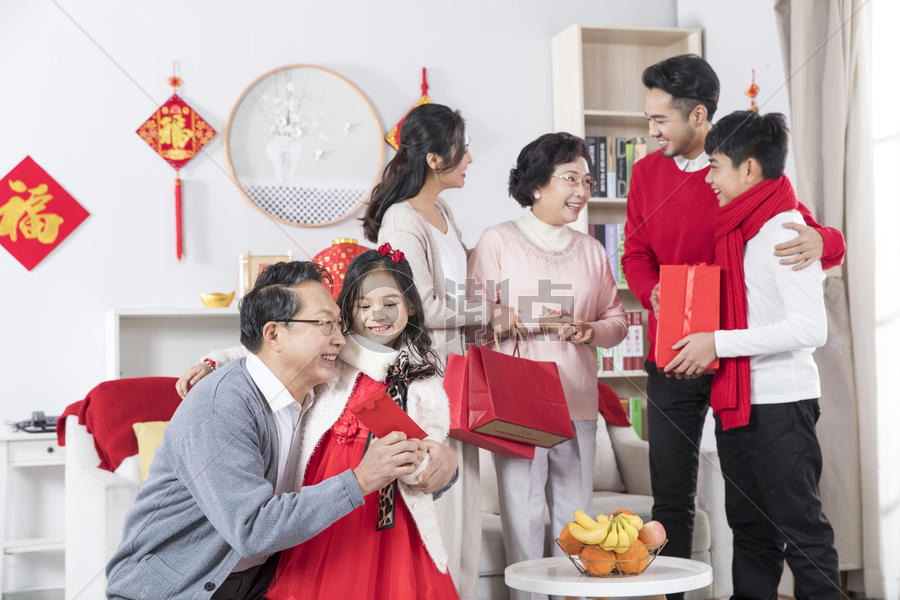 新年家庭发红包图片素材免费下载