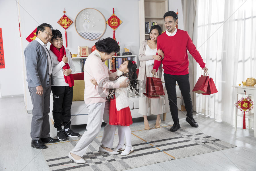 新年一家人奶奶孙女拥抱图片素材免费下载