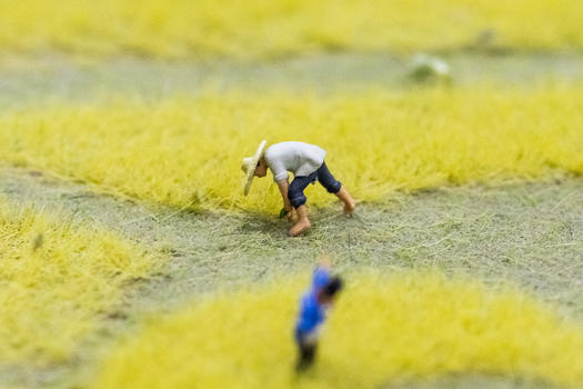农田干活的小人图片素材免费下载