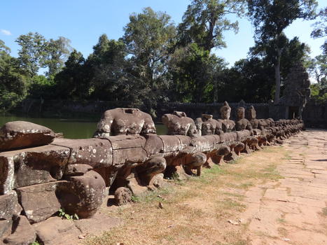 柬埔寨吴哥窟卫士石像图片素材免费下载