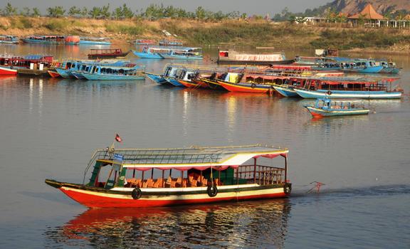 柬埔寨吴哥窟洞里萨湖边图片素材免费下载