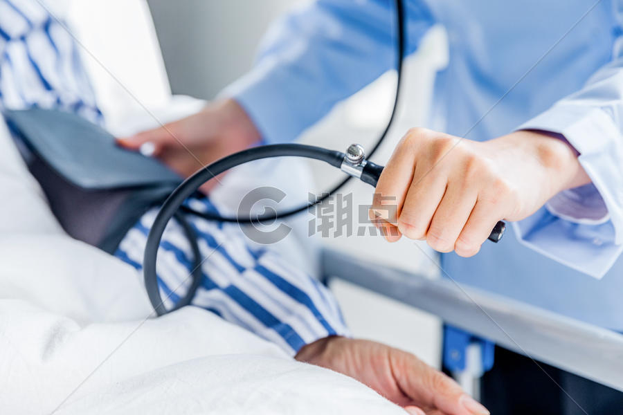 医护人员为老人量血压图片素材免费下载