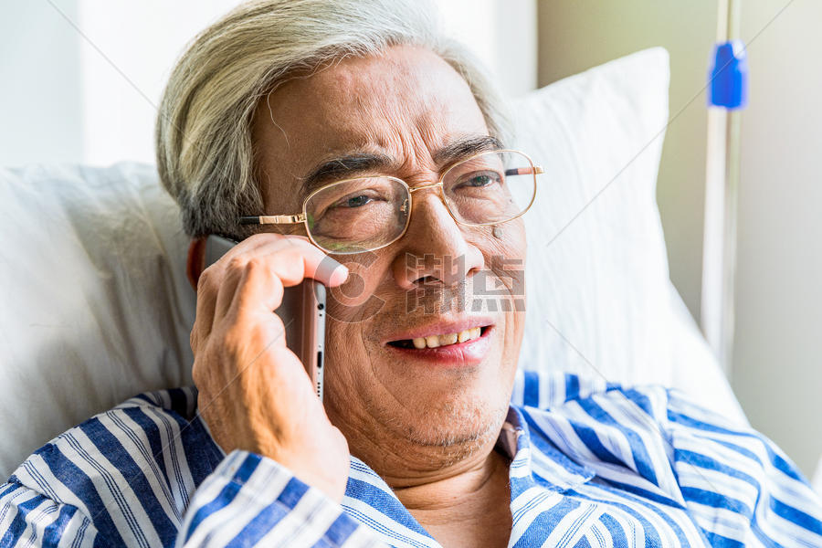 患病老人病床上打电话图片素材免费下载
