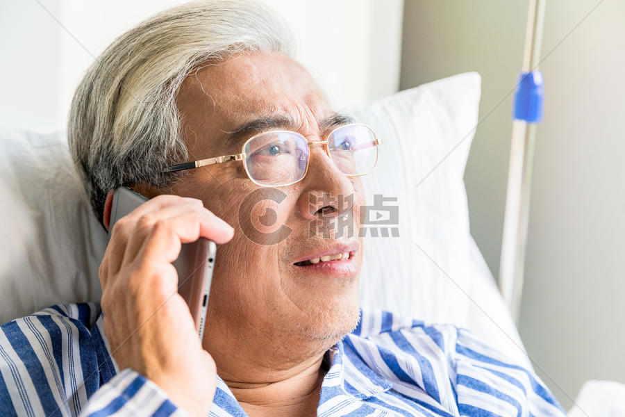 患病老人病床上打电话图片素材免费下载