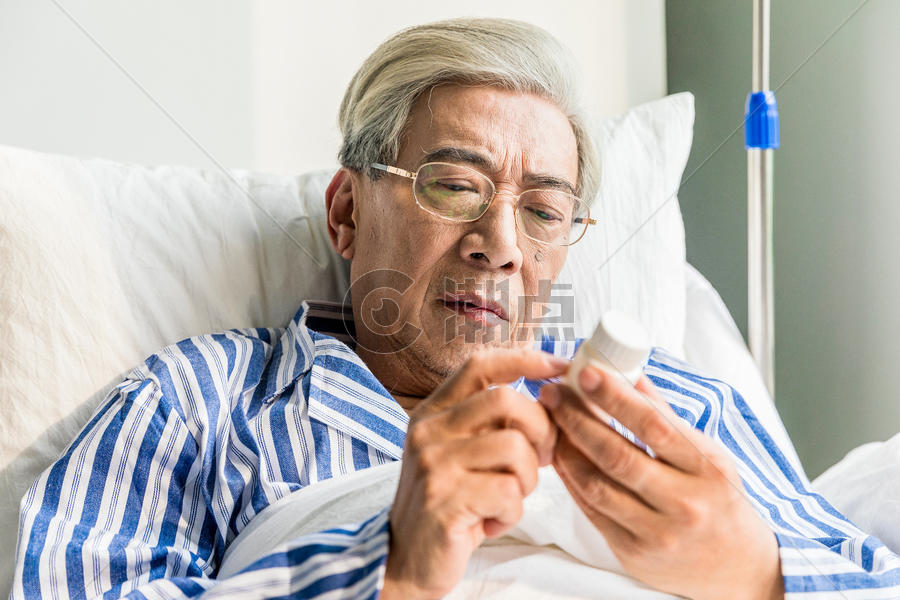 老年患者躺病床上研究药物图片素材免费下载