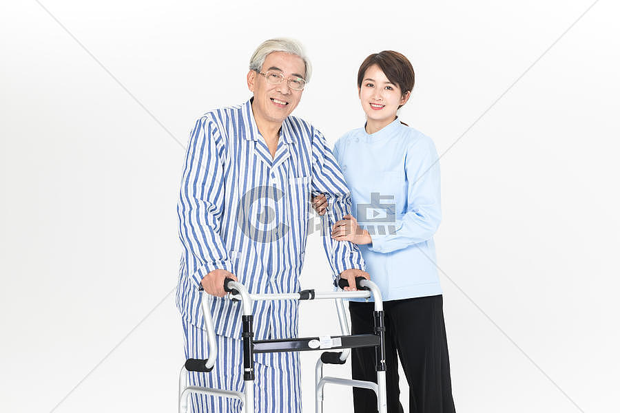护工搀扶老人摄影图6720*4480图片素材免费下载-编号925820-潮点视频