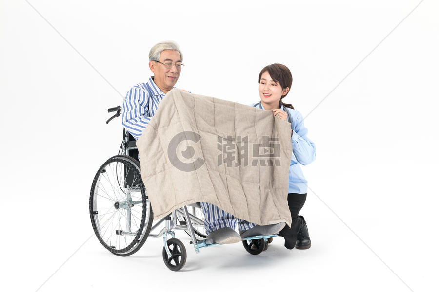 护工为老人盖毯子图片素材免费下载