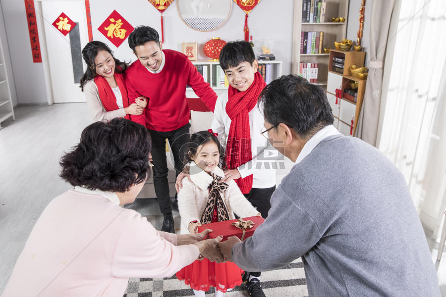 新年一家人孙女给爷爷奶奶送礼图片素材免费下载