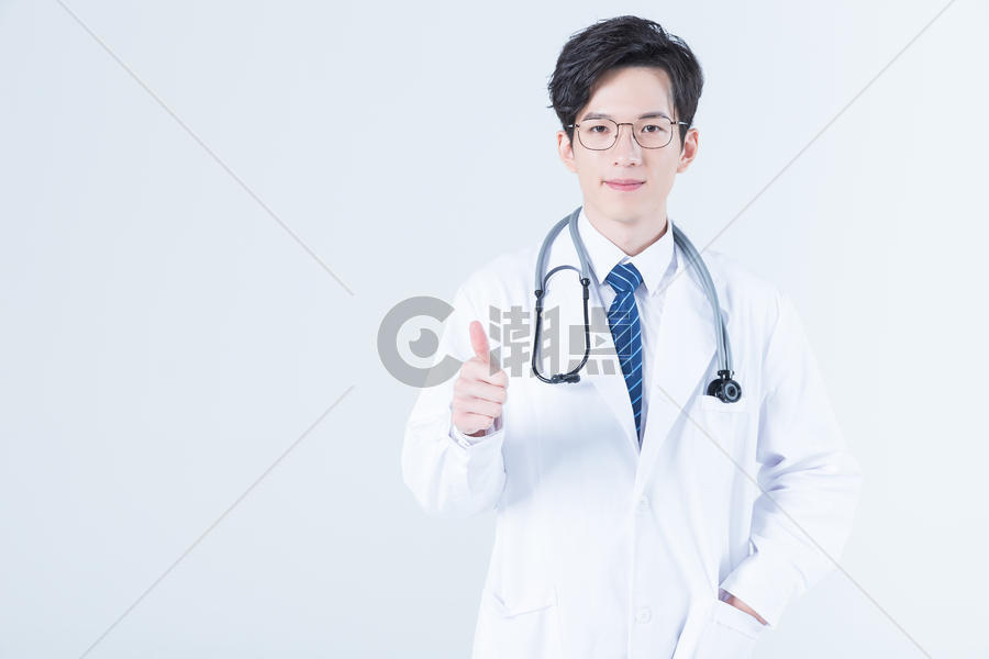 年轻医生举大拇指图片素材免费下载
