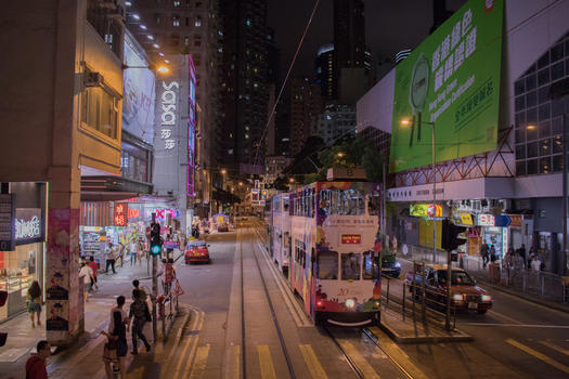 夜色下的香港叮叮车大巴图片素材免费下载