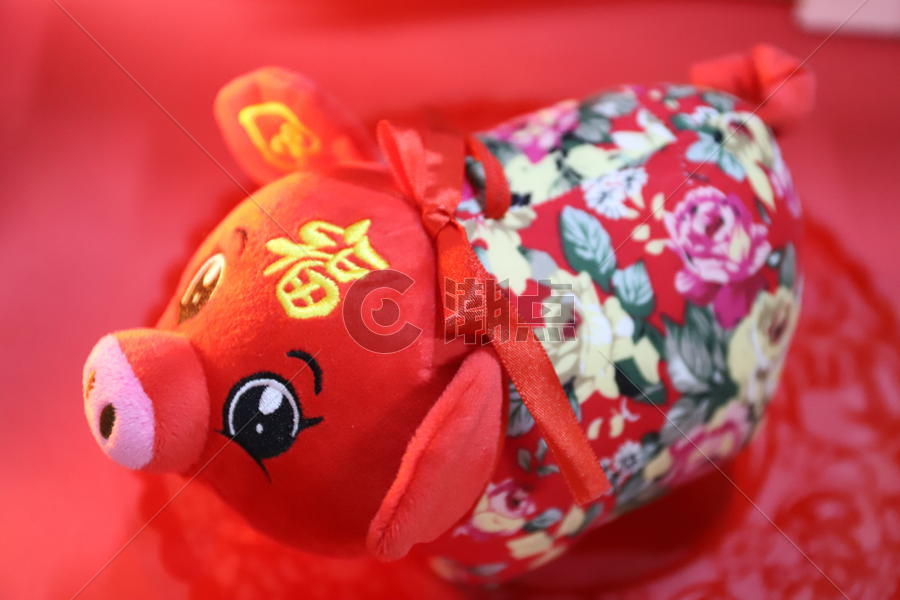 春节小猪公仔图片素材免费下载