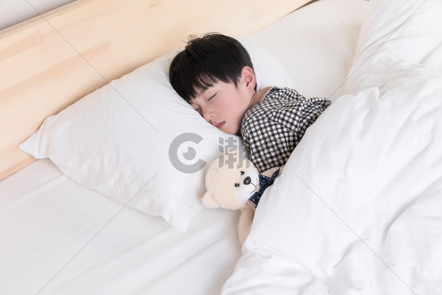 睡觉的小男孩图片素材免费下载