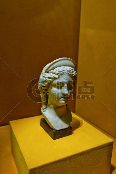 威尼斯国立考古博物馆的伊希斯女神头像雕塑图片素材免费下载