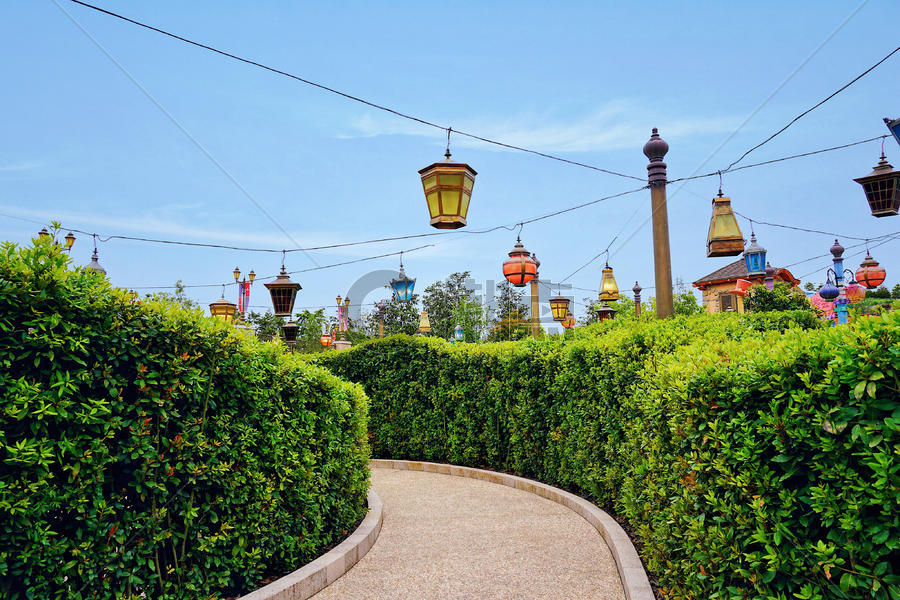 游乐园中的绿道和各色灯盏图片素材免费下载