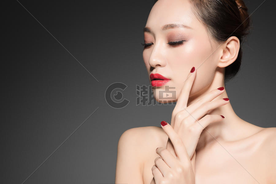 女性美妆与红色美甲图片素材免费下载