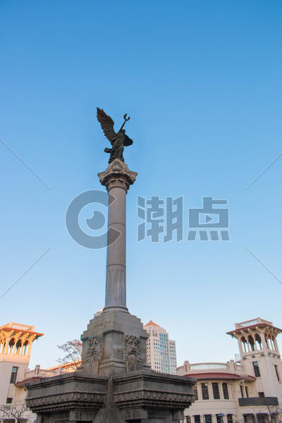 天津意式风情区的但丁罗马柱雕塑图片素材免费下载
