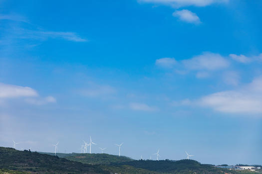 蓝天下风能发电风车图片素材免费下载