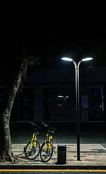 路灯下的共享单车图片素材免费下载