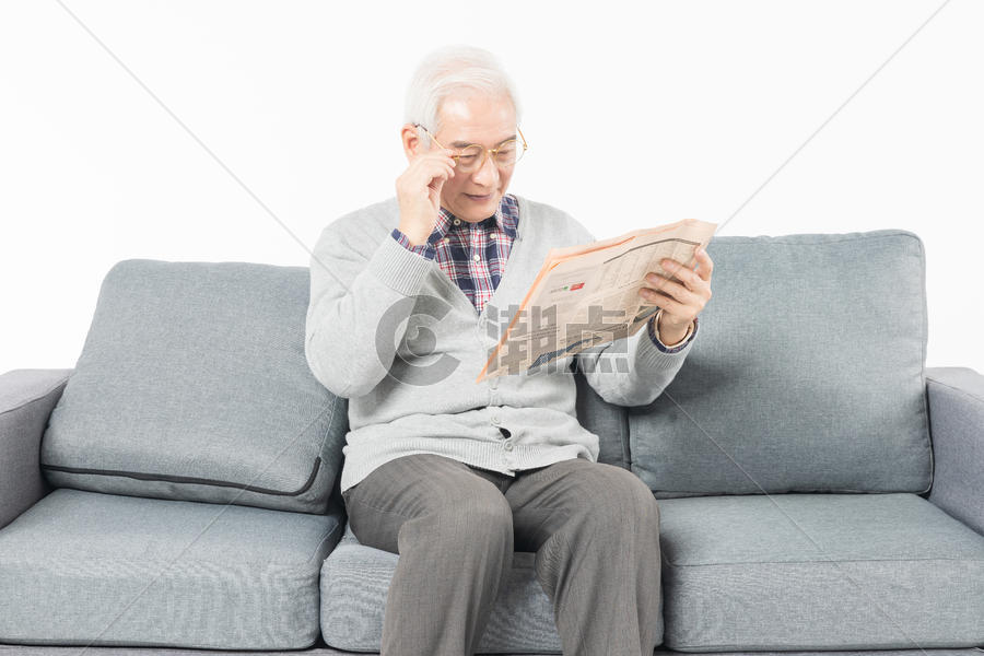 老年生活看报纸图片素材免费下载
