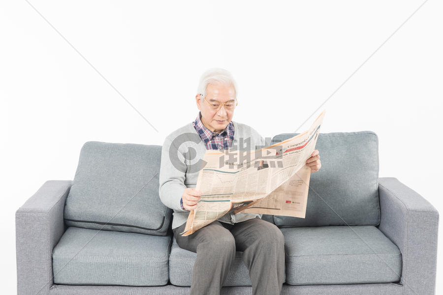 老年生活看报纸图片素材免费下载