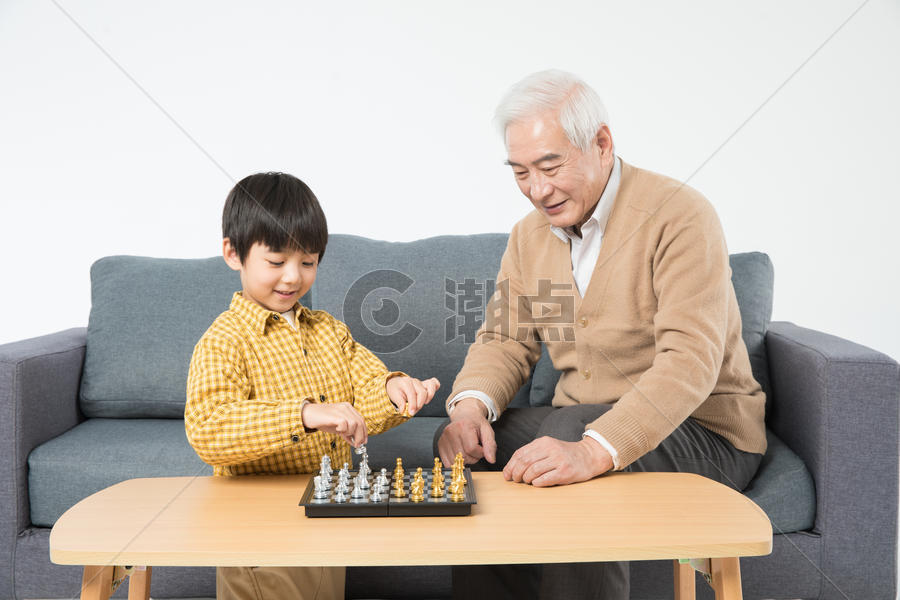 祖孙沙发上玩国际象棋图片素材免费下载