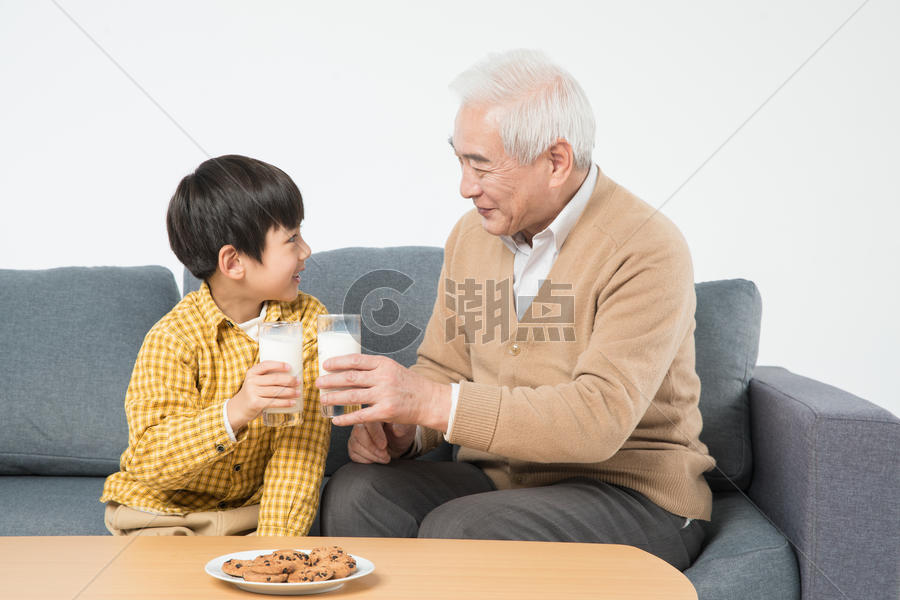 祖孙沙发上喝牛奶吃早餐图片素材免费下载