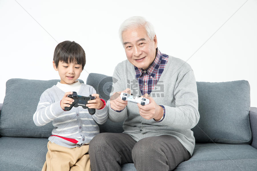 祖孙在沙发上打游戏图片素材免费下载
