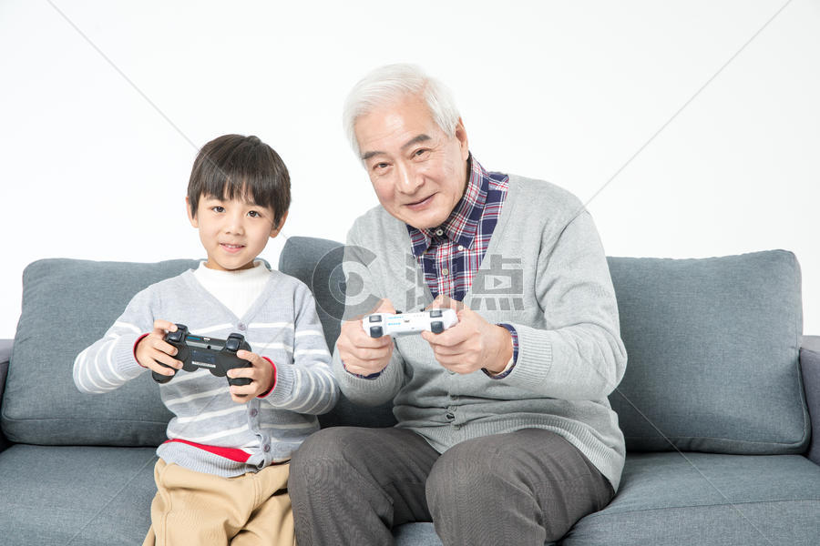 祖孙在沙发上打游戏图片素材免费下载