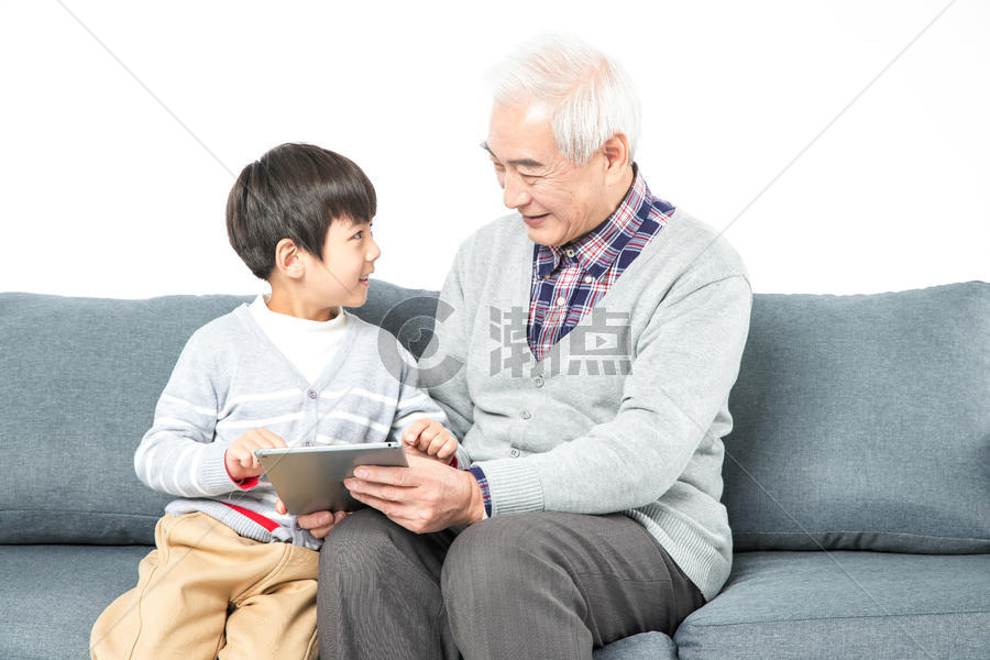祖孙在沙发上使用平板电脑图片素材免费下载