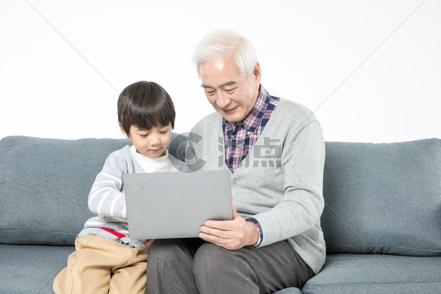 祖孙在沙发上使用电脑图片素材免费下载
