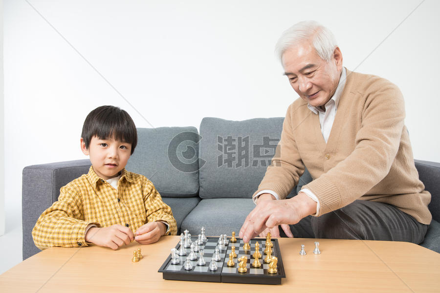 祖孙在沙发上下棋图片素材免费下载