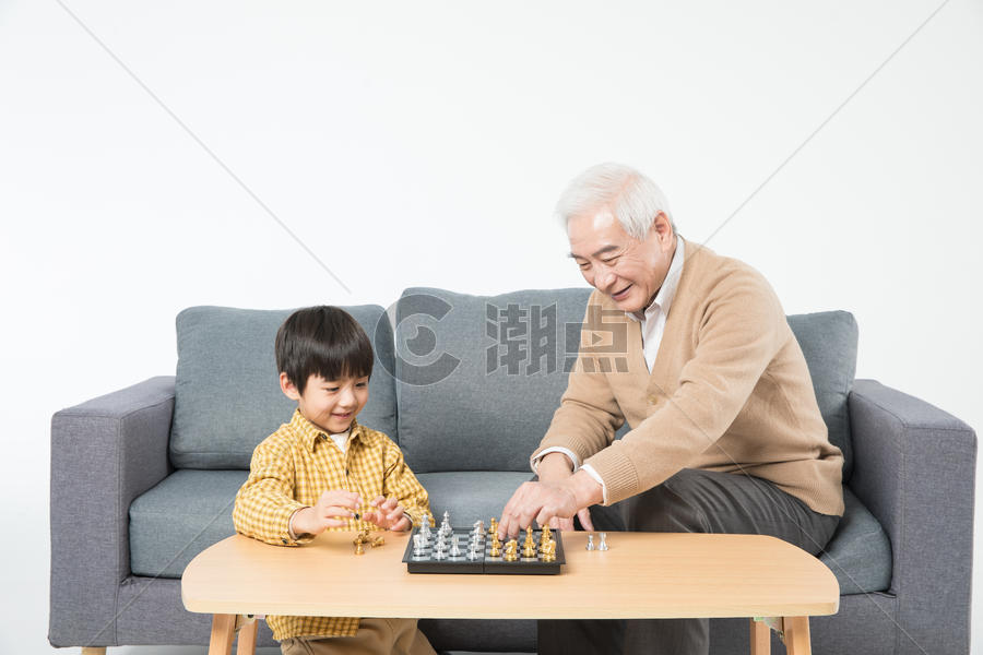 祖孙在沙发上下棋图片素材免费下载