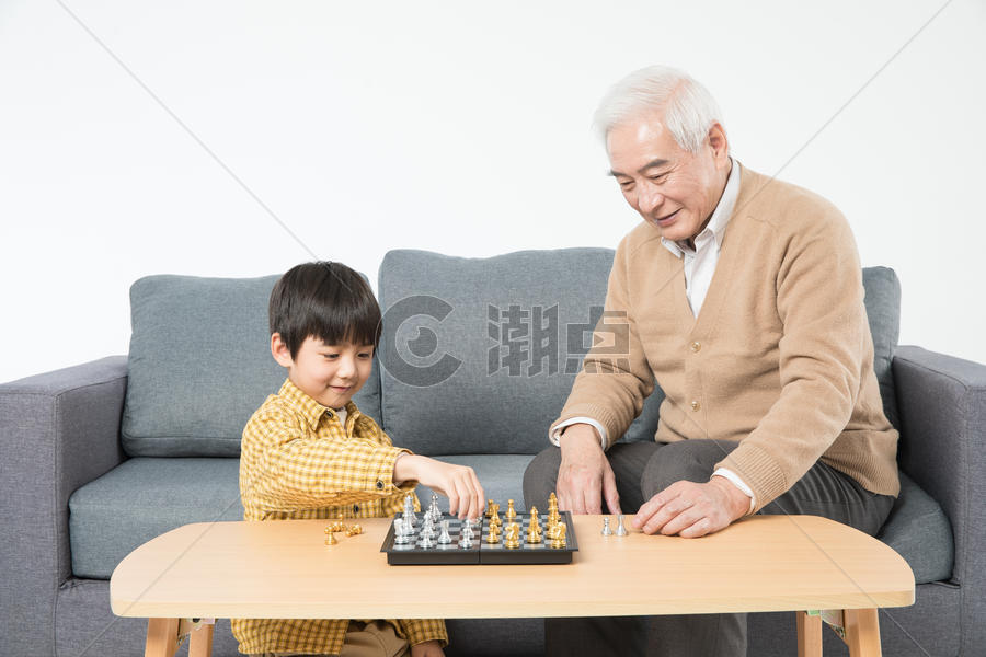 祖孙在沙发上下棋图片素材免费下载