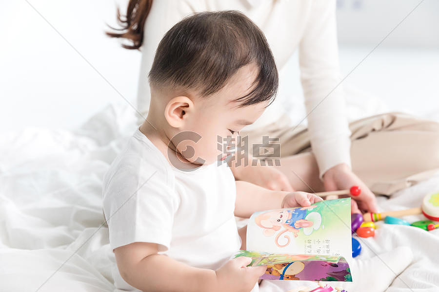 婴儿翻阅书籍图片素材免费下载
