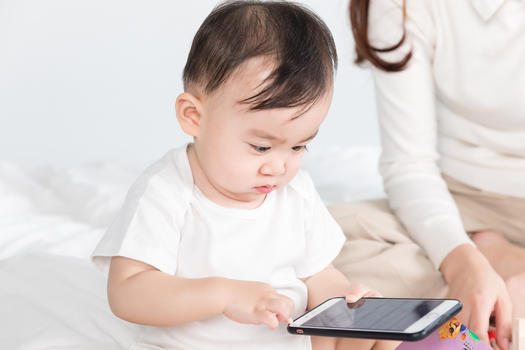 婴儿玩手机图片素材免费下载