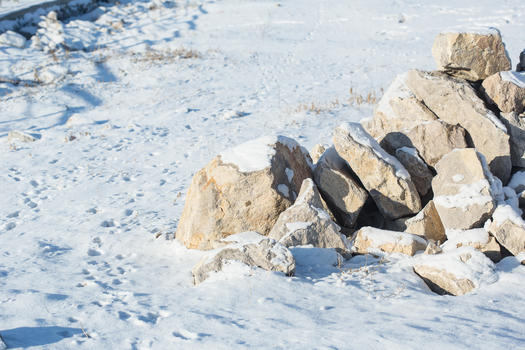 冬季雪地石堆图片素材免费下载