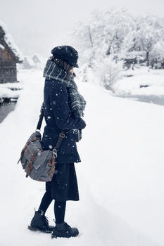 雪地中的日系少女图片素材免费下载