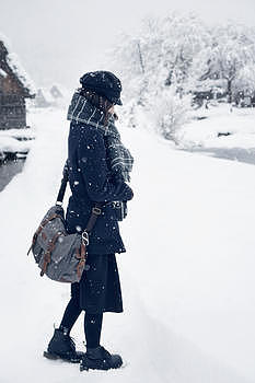 雪地中的日系少女图片素材免费下载
