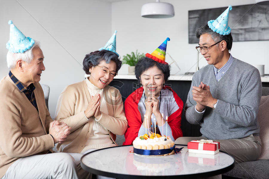 生日聚会的老年人图片素材免费下载