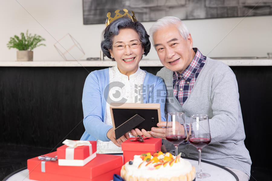 老年夫妻过生日图片素材免费下载