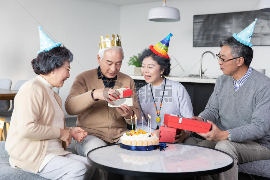 生日聚会的老年人图片素材免费下载