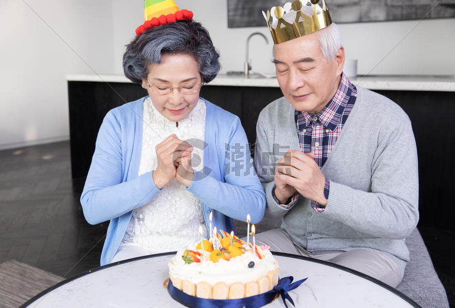 金婚过生日的老年夫妻图片素材免费下载