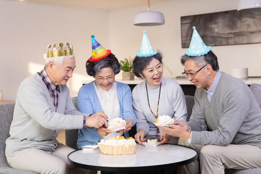 老年聚会过生日图片素材免费下载