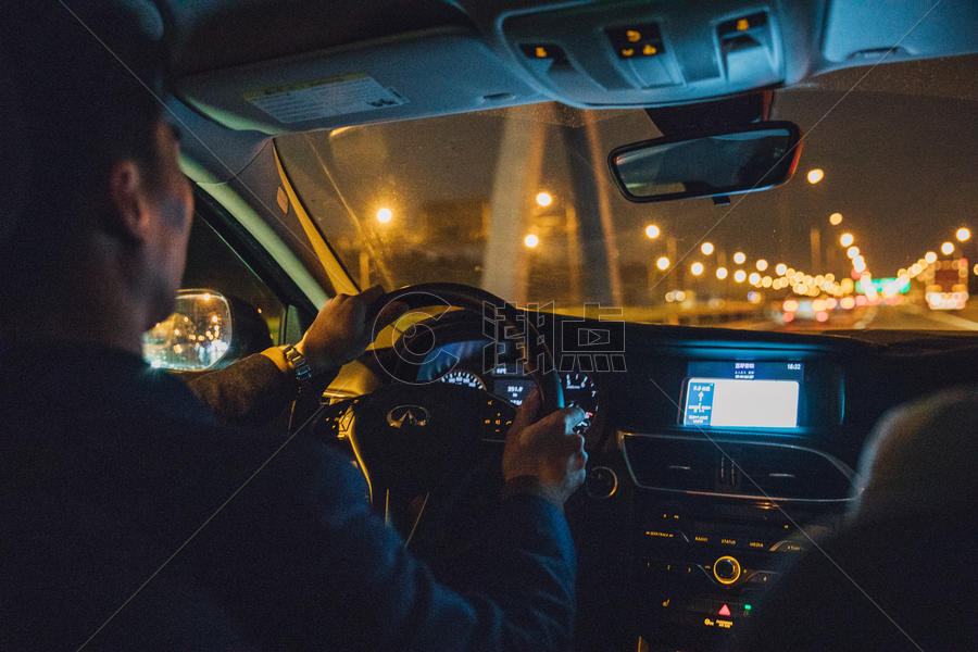 专车司机夜间驾驶图片素材免费下载