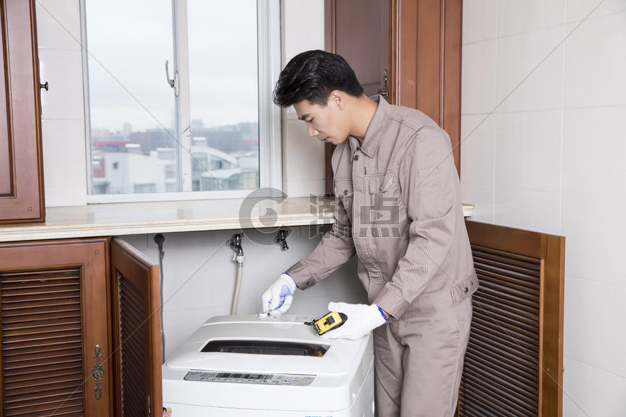 工人家电维修洗衣机图片素材免费下载