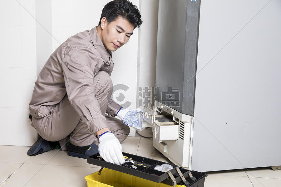 工人上门维修冰箱摄影图6144*4096图片素材免费下载-编号932550-潮点视频