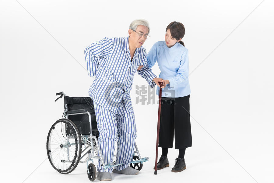 女护理人员照顾坐轮椅的老人图片素材免费下载