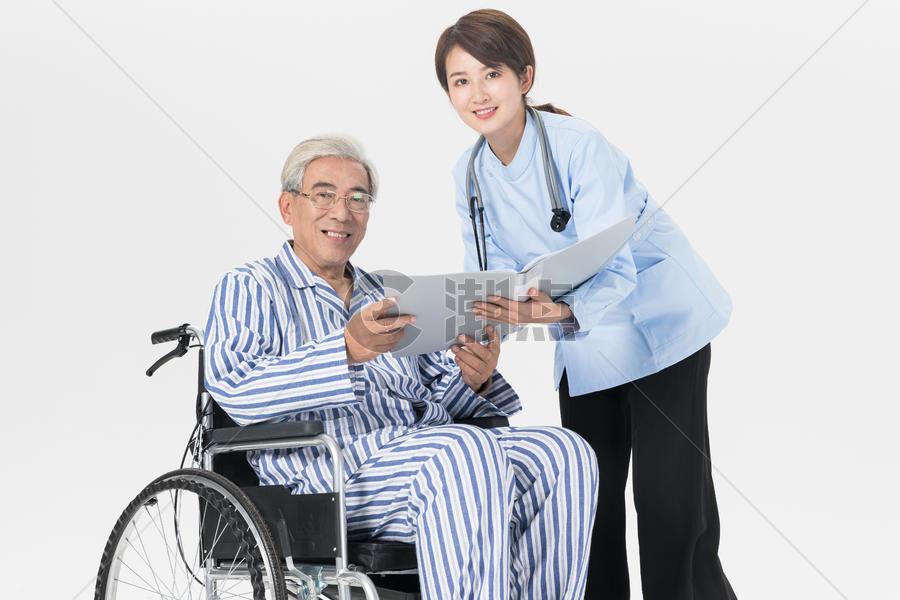 女医护人员照顾坐轮椅的老人图片素材免费下载